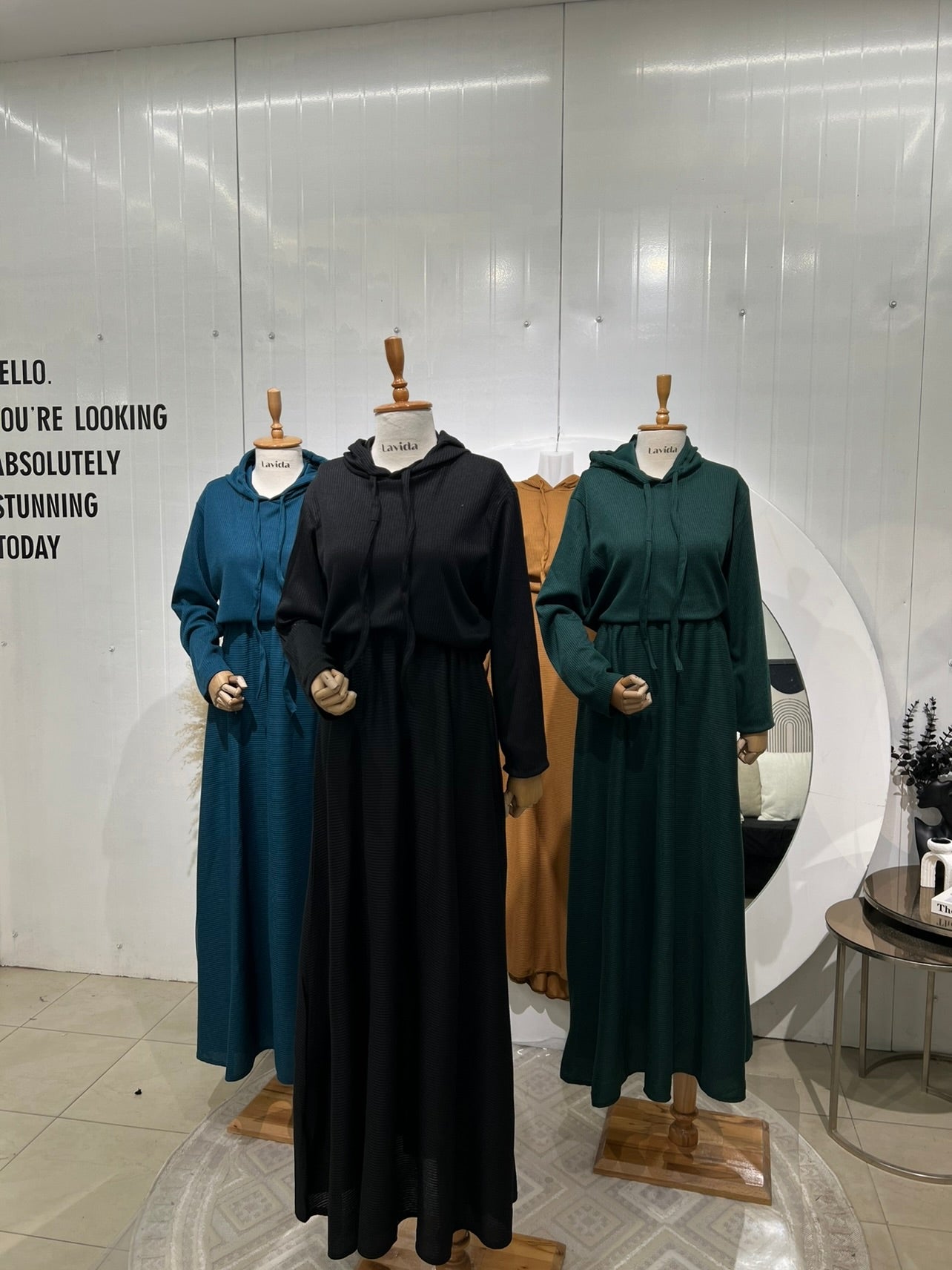 طقم تنورة مع بلوزة عسلي