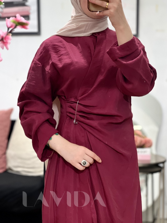 فستان دربيهات مع بروش دبوس