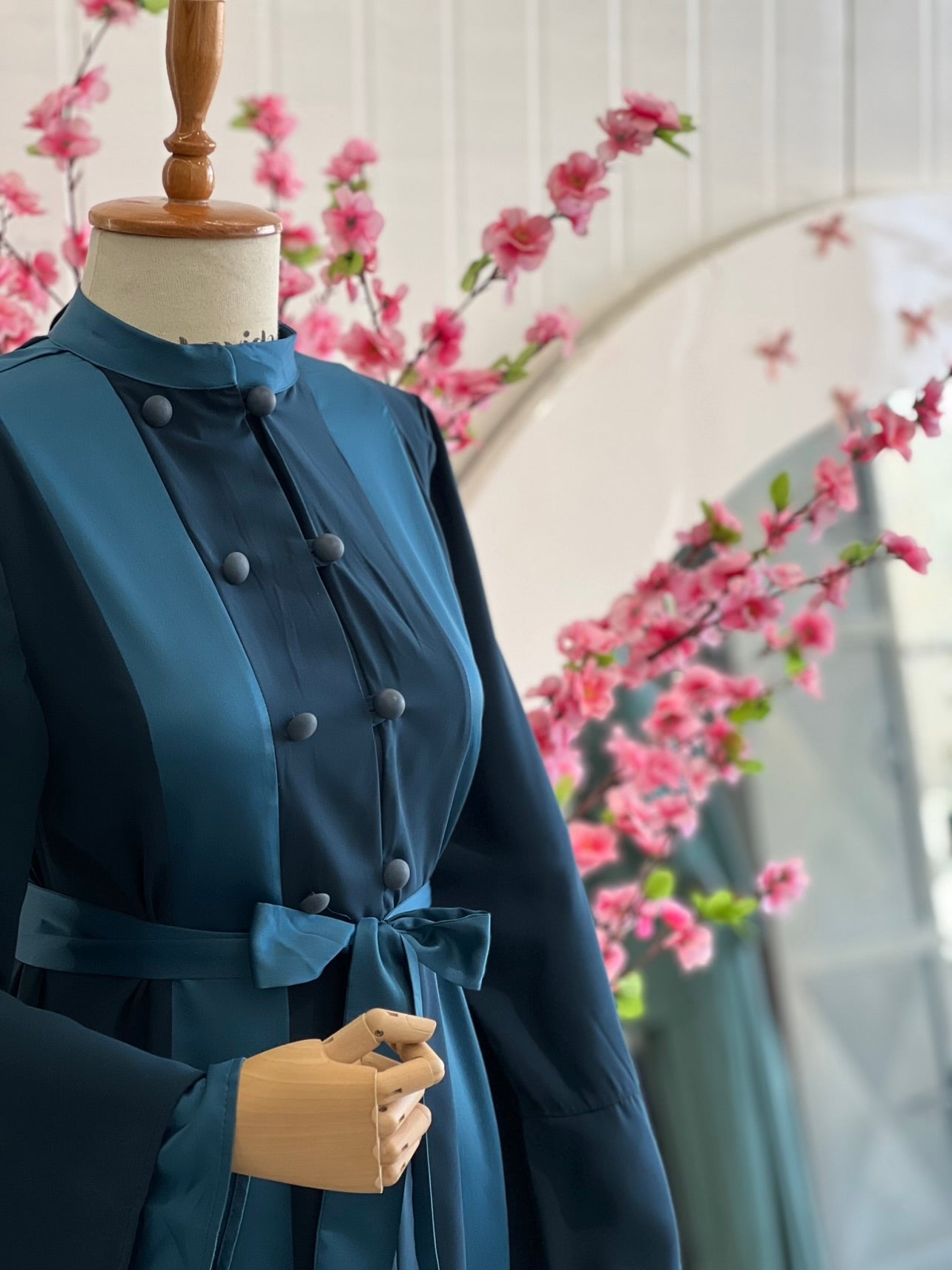 فستان فلو داخل فيه قماشة ساتان تركواز