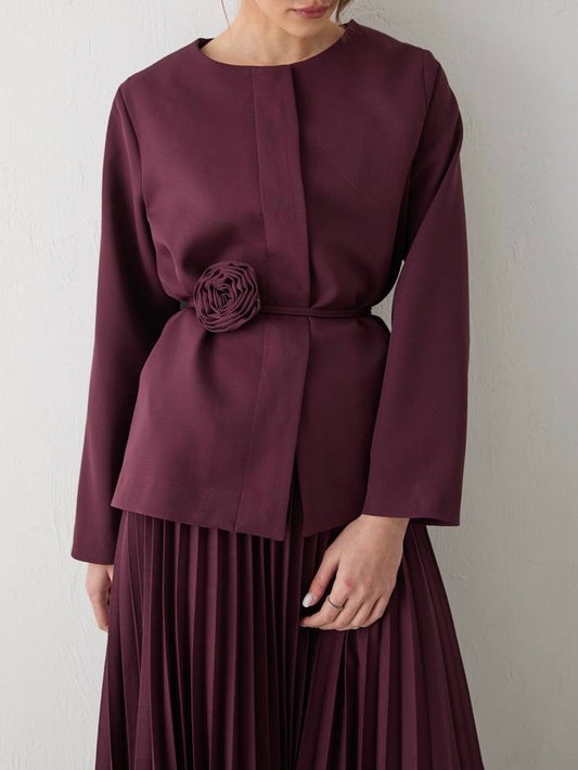 طقم جكيت و تنورة (بروش الوردة يمكن ازالته)