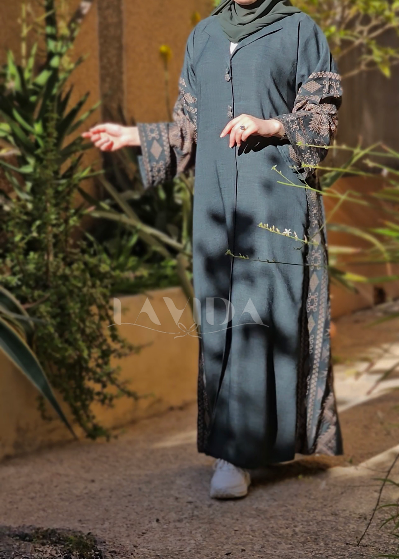 عباية عملية بتطريز باللون البيج