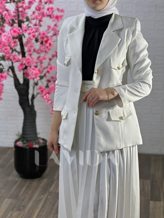 طقم بليزر مع تنورة كسرات ابيض