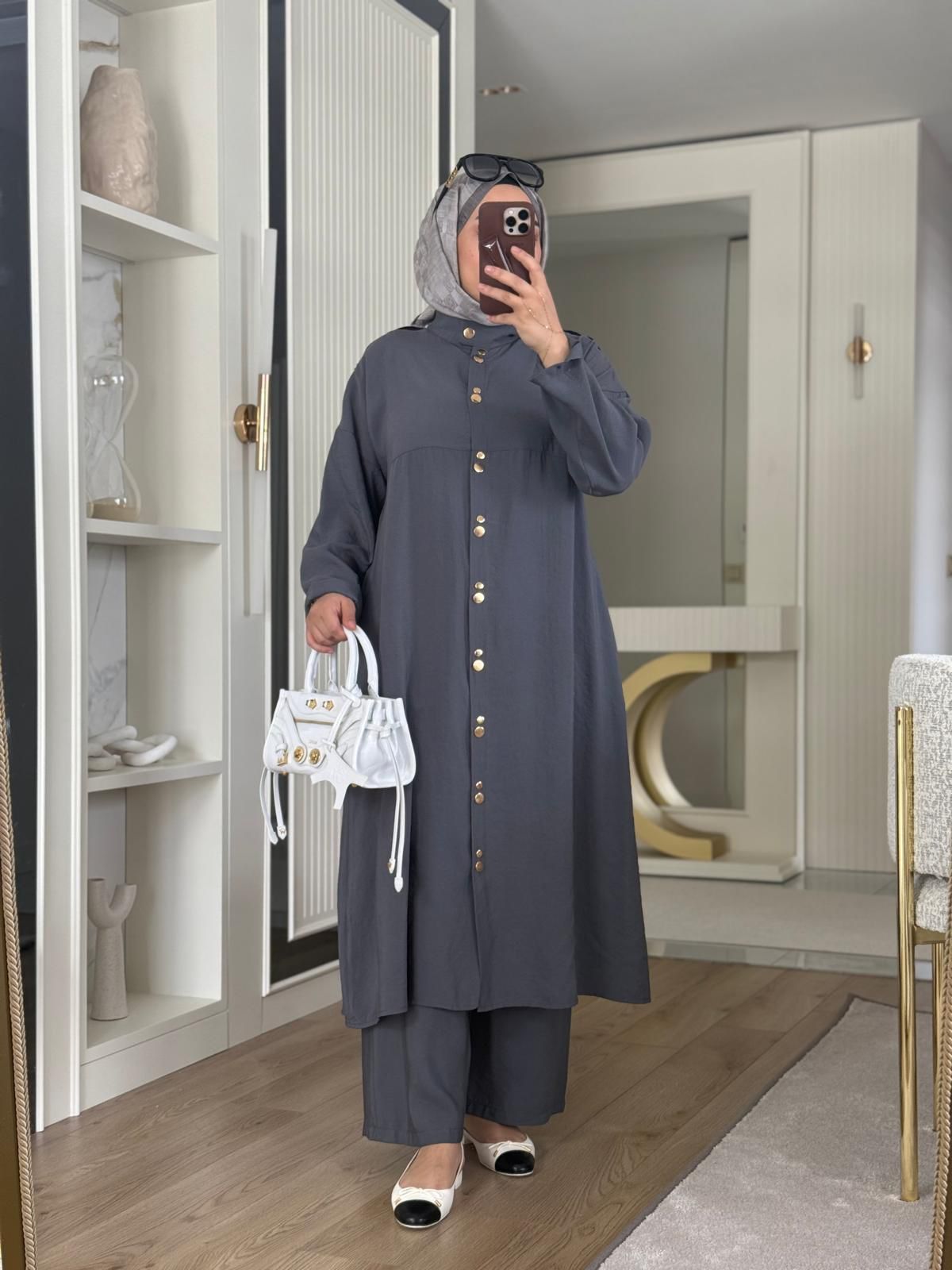 طقم عملي قطعتين بأزرار سكني