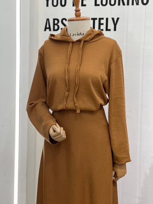 طقم تنورة مع بلوزة عسلي