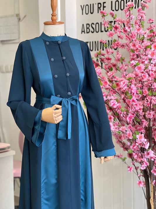 فستان فلو داخل فيه قماشة ساتان تركواز