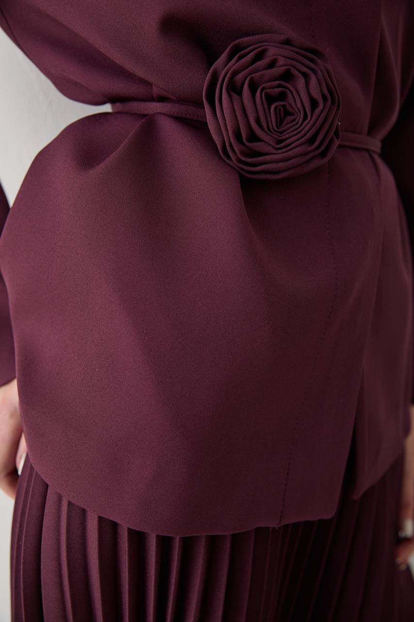 طقم جكيت و تنورة (بروش الوردة يمكن ازالته)