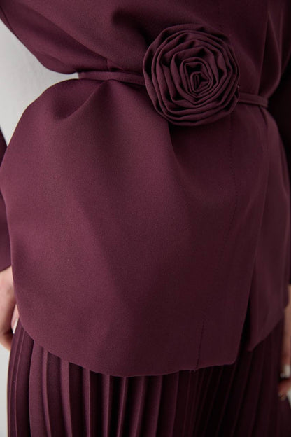 طقم جكيت و تنورة (بروش الوردة يمكن ازالته)