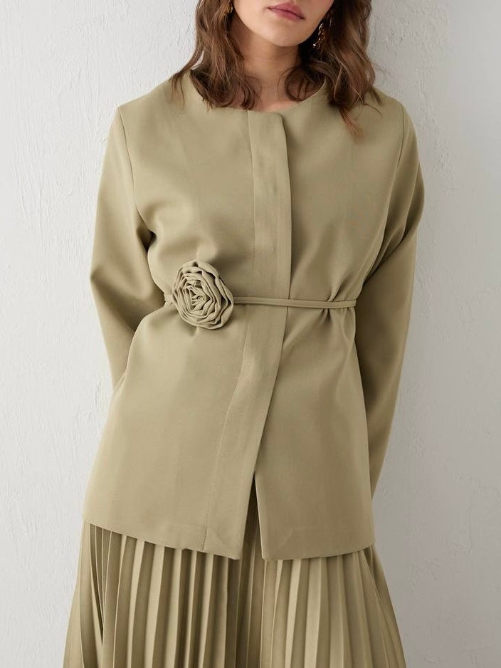 طقم جكيت و تنورة (بروش الوردة يمكن ازالته)