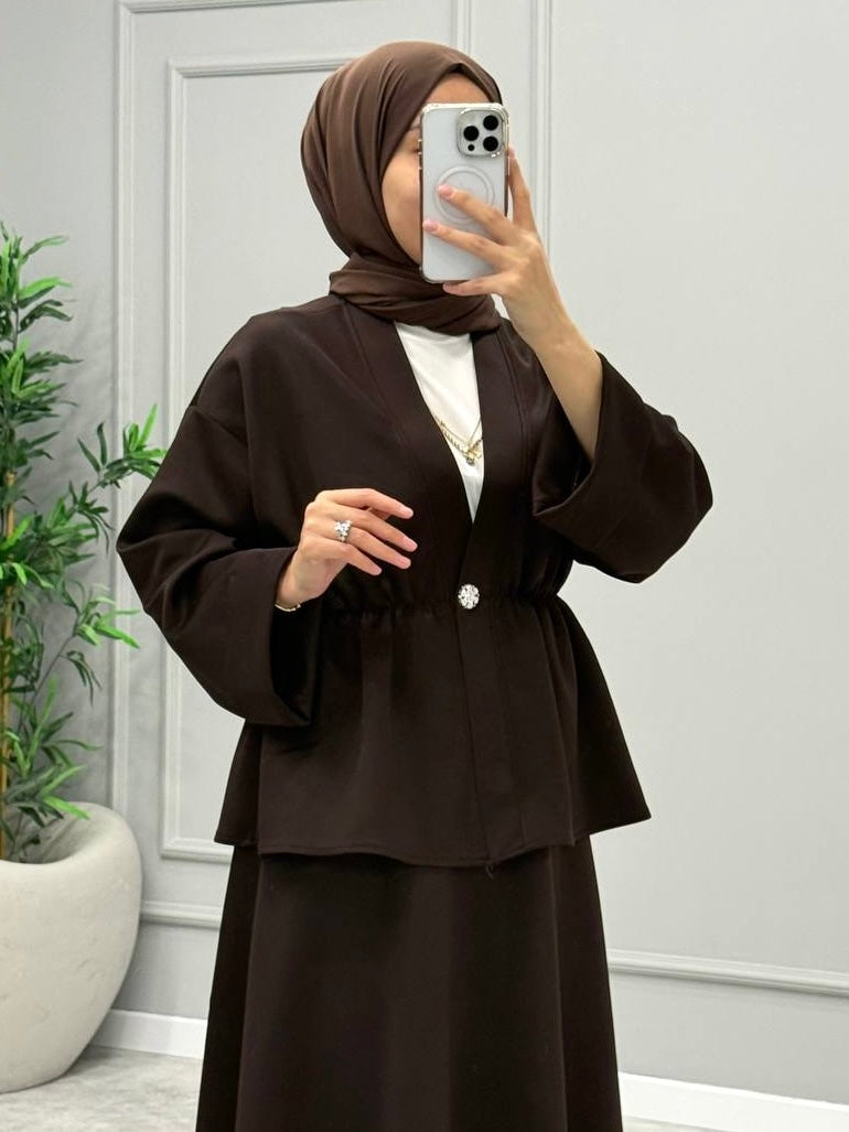 طقم تنورة و جكيت بني