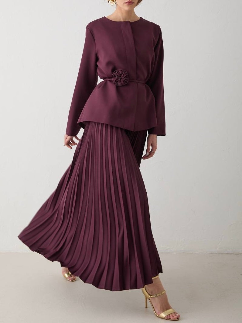 طقم جكيت و تنورة (بروش الوردة يمكن ازالته)