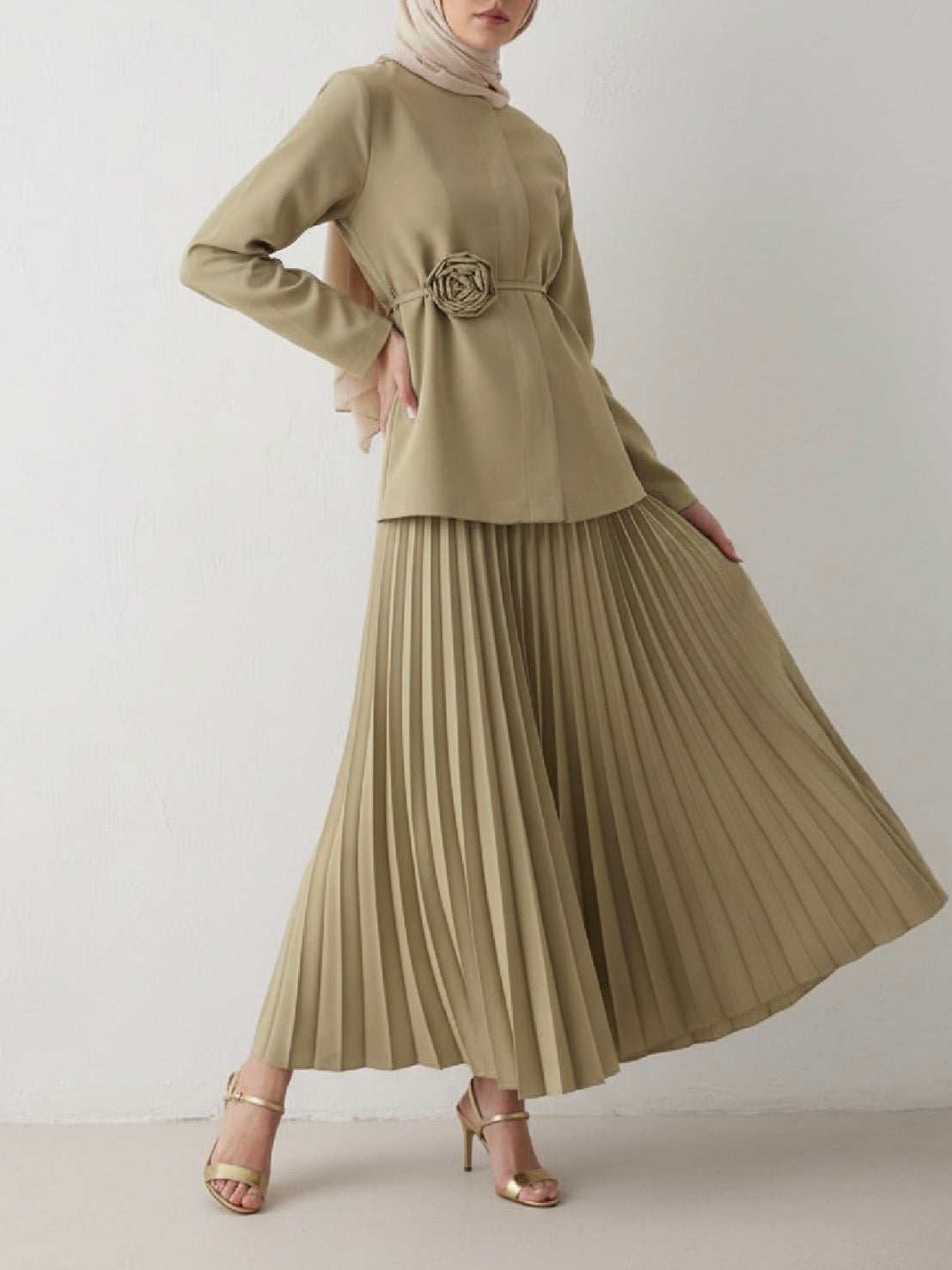 طقم جكيت و تنورة (بروش الوردة يمكن ازالته)