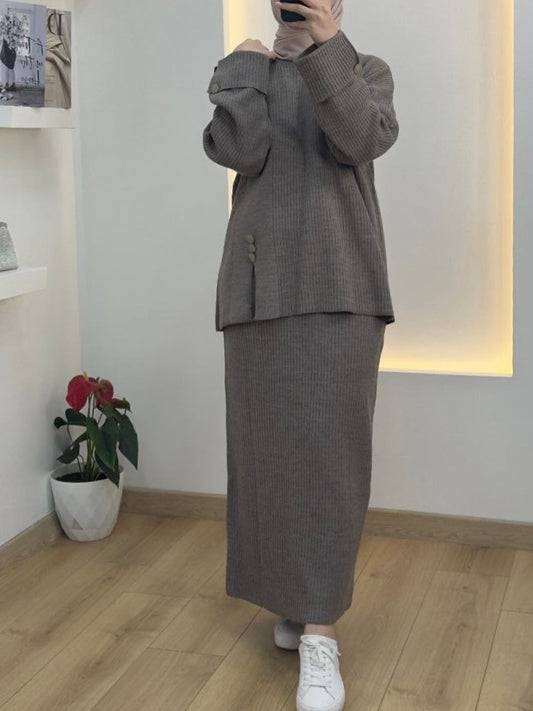 طقم تنورة و بلوز مصوف رمادي