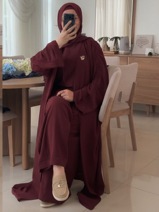 طقم ٣ قطع (عبايه و بنطلون و بلوز)